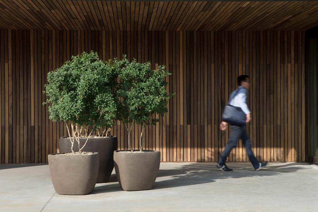 Atelier Vierkant Pflanzengefäße vor Bürogebäude