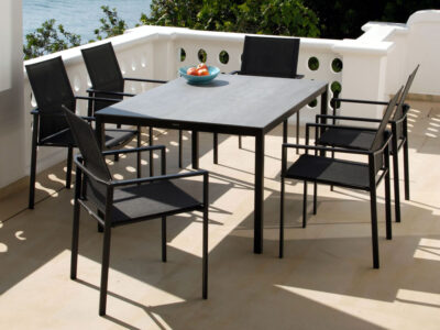 Barlow Tyrie Painted Equinox Tisch und Stühle auf Terrasse