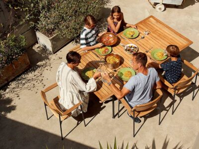 Barlow Tyrie Layout Dining Tisch und Stühle mit Familie beim Essen