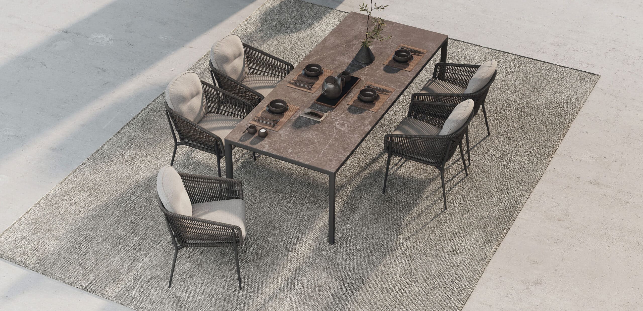 Ein Tisch mit vier Cestino Dining Sesseln von Solpuri