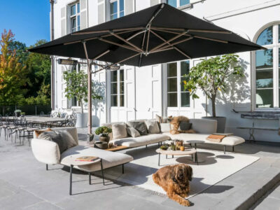 Tuuci Sonnenschirm über einem Outdoor-Loungebereich